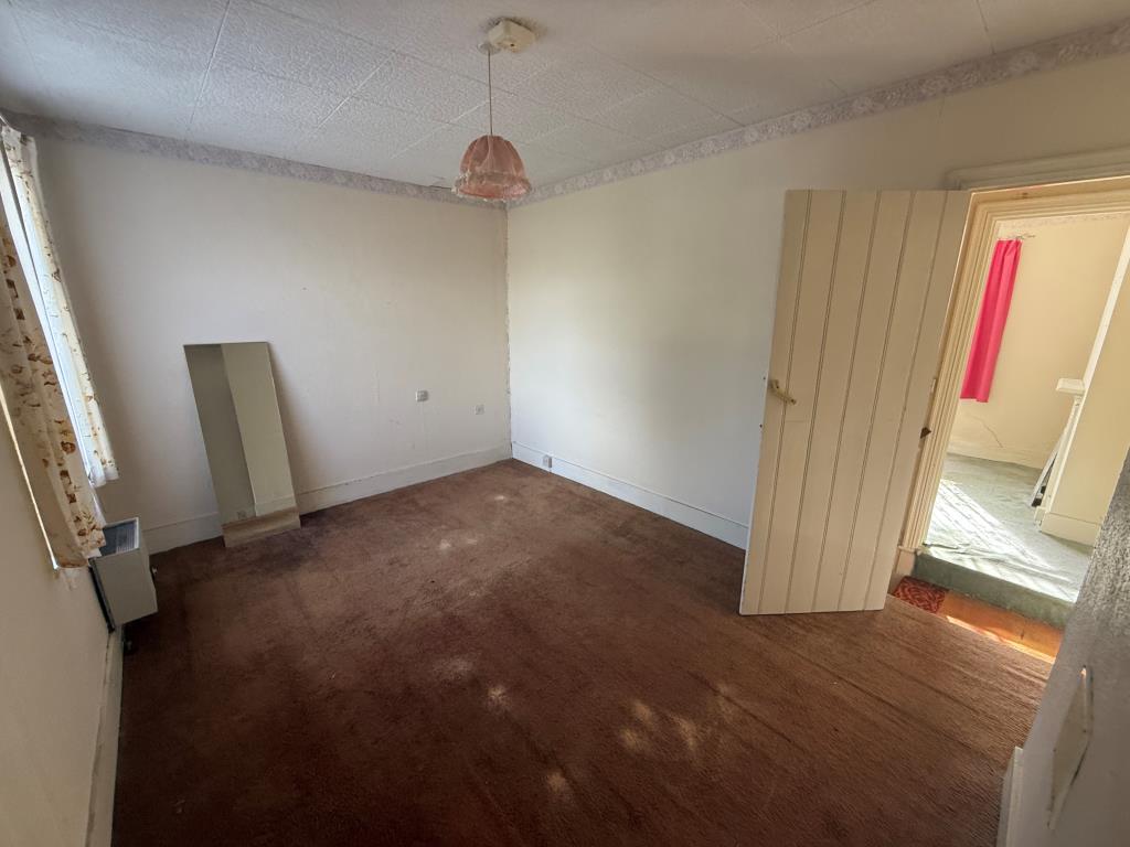 Lot: 87 - END-TERRACE HOUSE FOR REFURBISHMENT - Bedroom